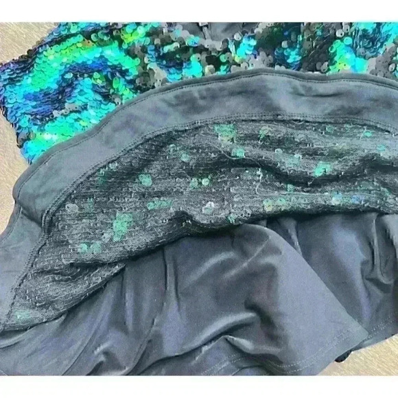 NWT Woman’s Guess Green Blue Yellow Sequence Shifting Peplum Top Medium - Picture 11 of 12